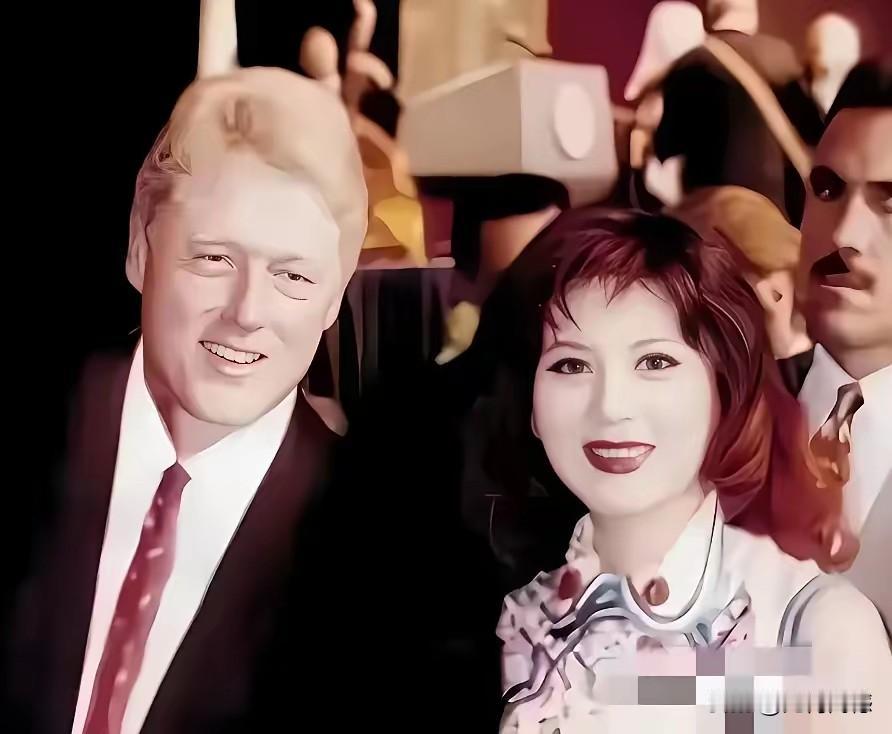 这几个和克林顿合影的女子，认真对比之后发现，无论是岁数大的，还是岁数小的，感觉还