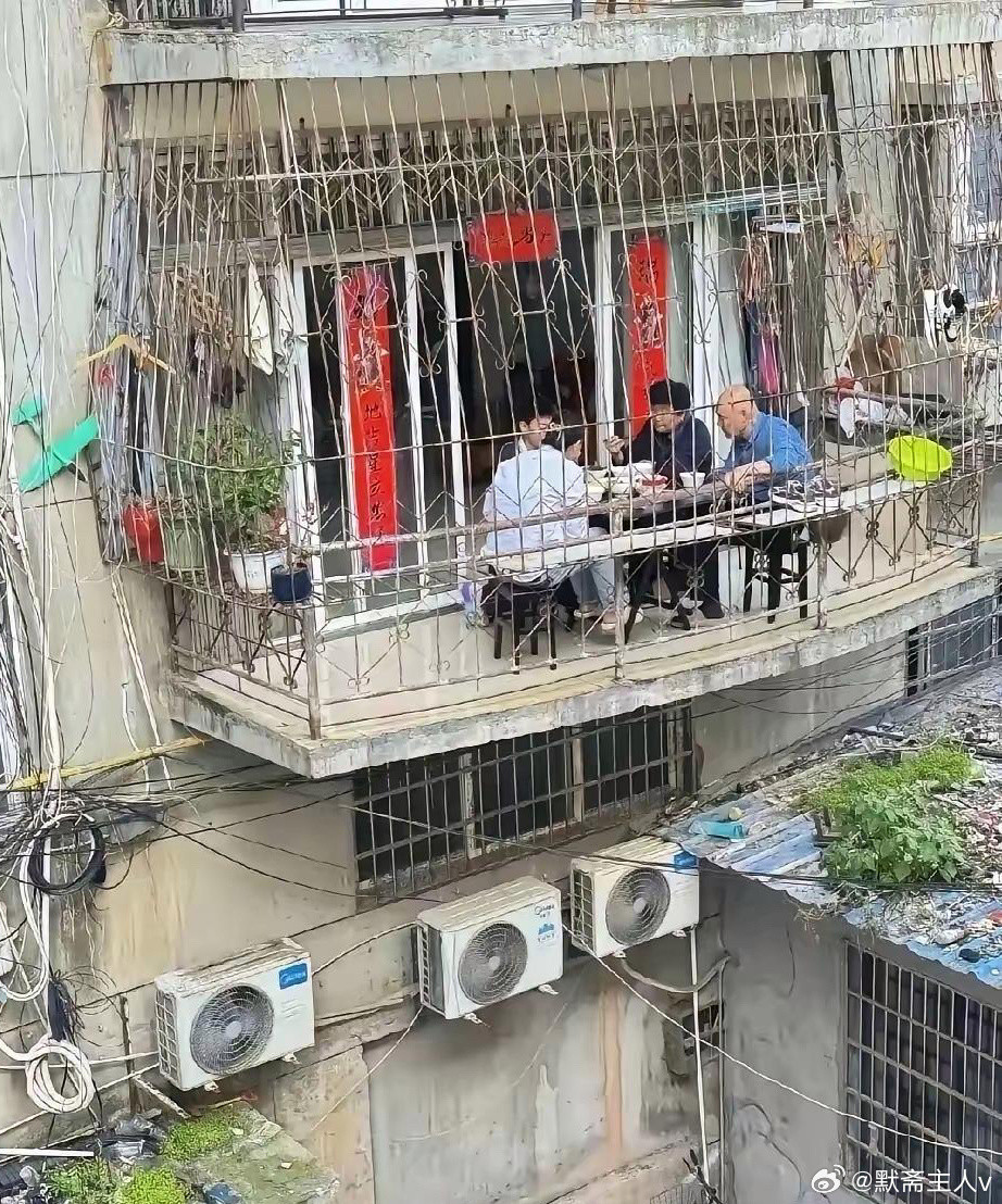 我被阳台上的一幕惊呆了啊！这样无承重结构，是不是很危险啊？