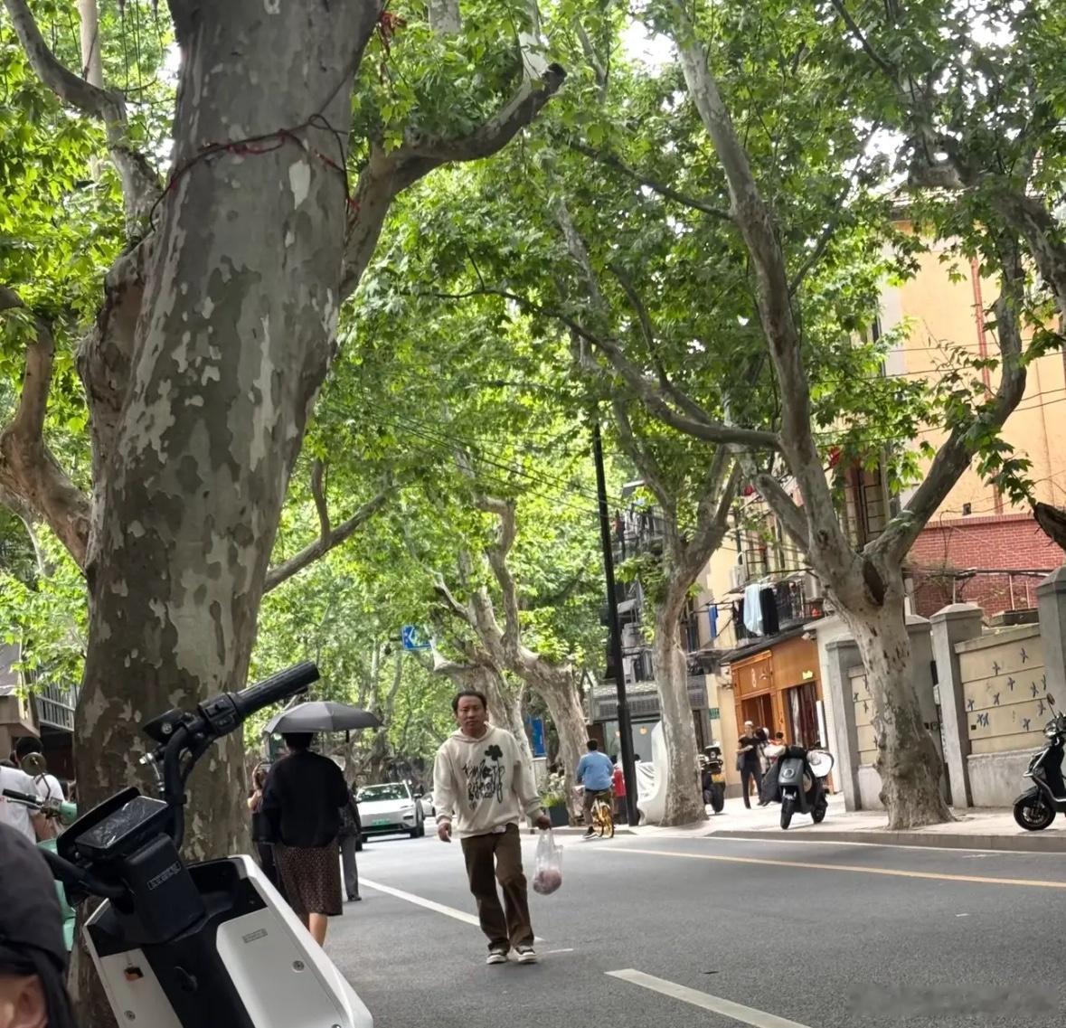 五一假期，徐志胜现身上海街头买新鲜排骨，超有烟火气。徐志胜从徐州参加完发小婚礼就