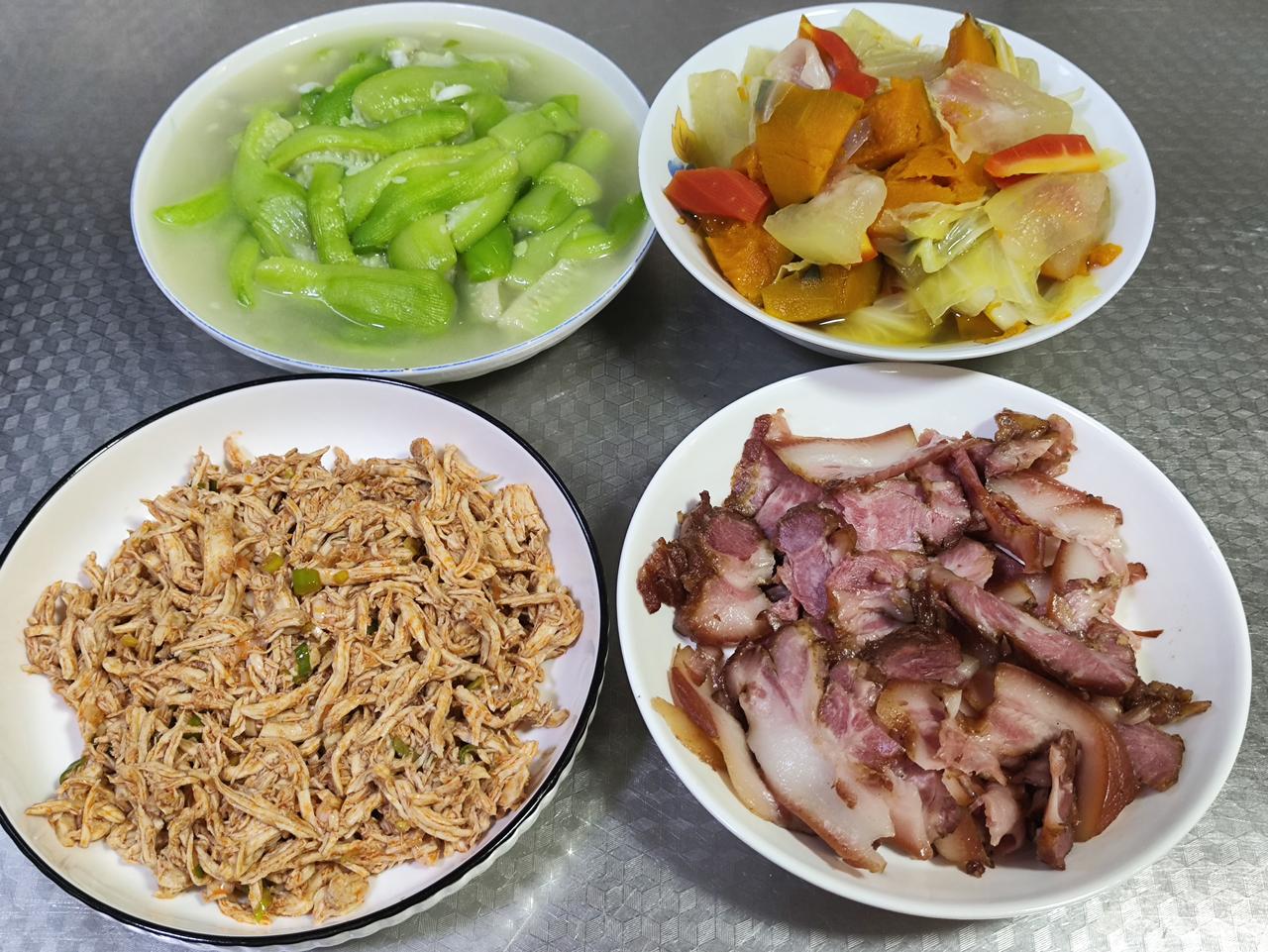家宴四味丝瓜入汤润清肠，瓜蔬合炒溢鲜香。凉拌鸡丝调佳味，腊脯切片韵悠