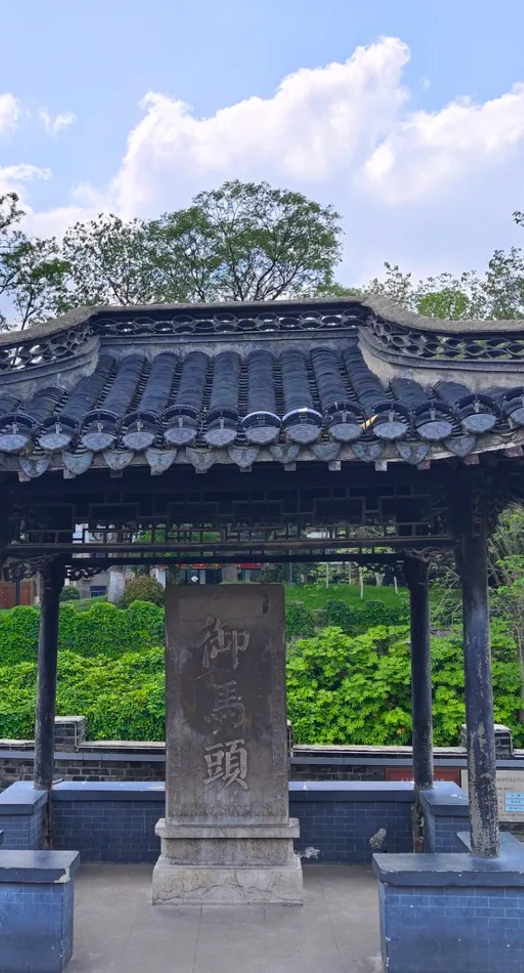 瘦西湖边的御码头，这里曾是乾隆皇帝下江南，驻跸扬州，上下大运河的水码头。当年，当