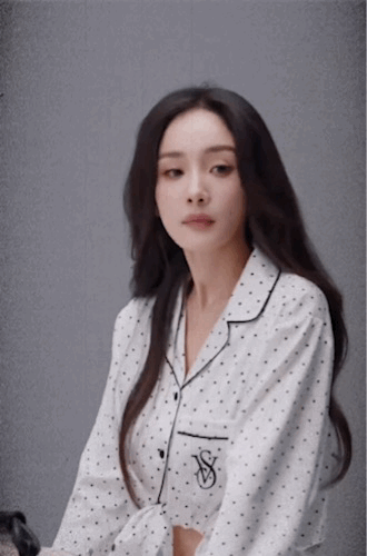 有气质的女人给人什么感觉杨幂用行动证明，只要身姿挺拔，用睡衣搭配高跟鞋都好看！杨