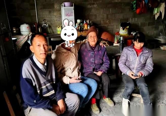 11岁的女孩正往嘴里塞半块刚煎好的糍粑，手突然僵住了。她死死盯着碗里红彤彤的剁