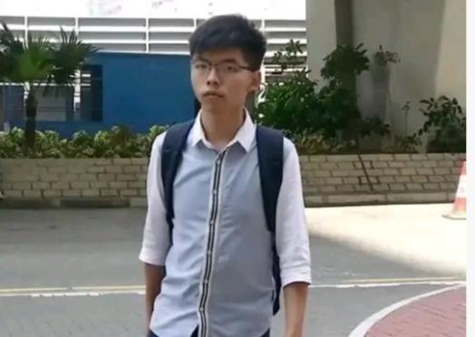 乱港分子黄之锋首次入狱时间是2017年8月，被监禁6个月。2020年12月被判监