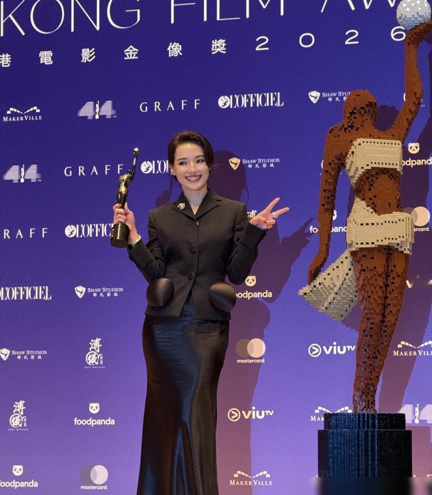 “停工一年，还是没怀上。”舒淇50岁拿大奖，冯德伦的反应，戳破了娱乐圈最大的体面