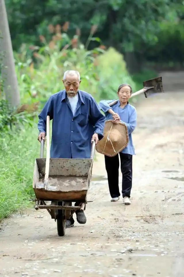 你们那里农村老人怎么养老?现在，我国符合农村户口的老人基本养老可以分为两种：一