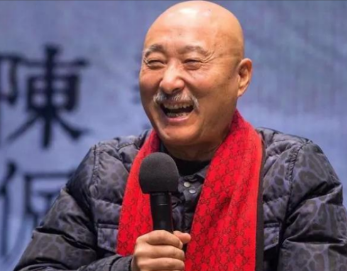 陈大愚结婚后，不想要孩子。哪料，陈佩斯急了对他却说：“儿子，你们生完孩子我们帮你