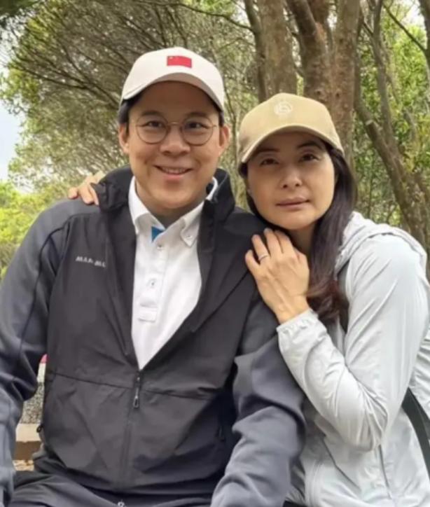 2000年，霍启刚第一次带女友回家。朱玲玲只看了一眼，便说：“你们不合适，分了吧