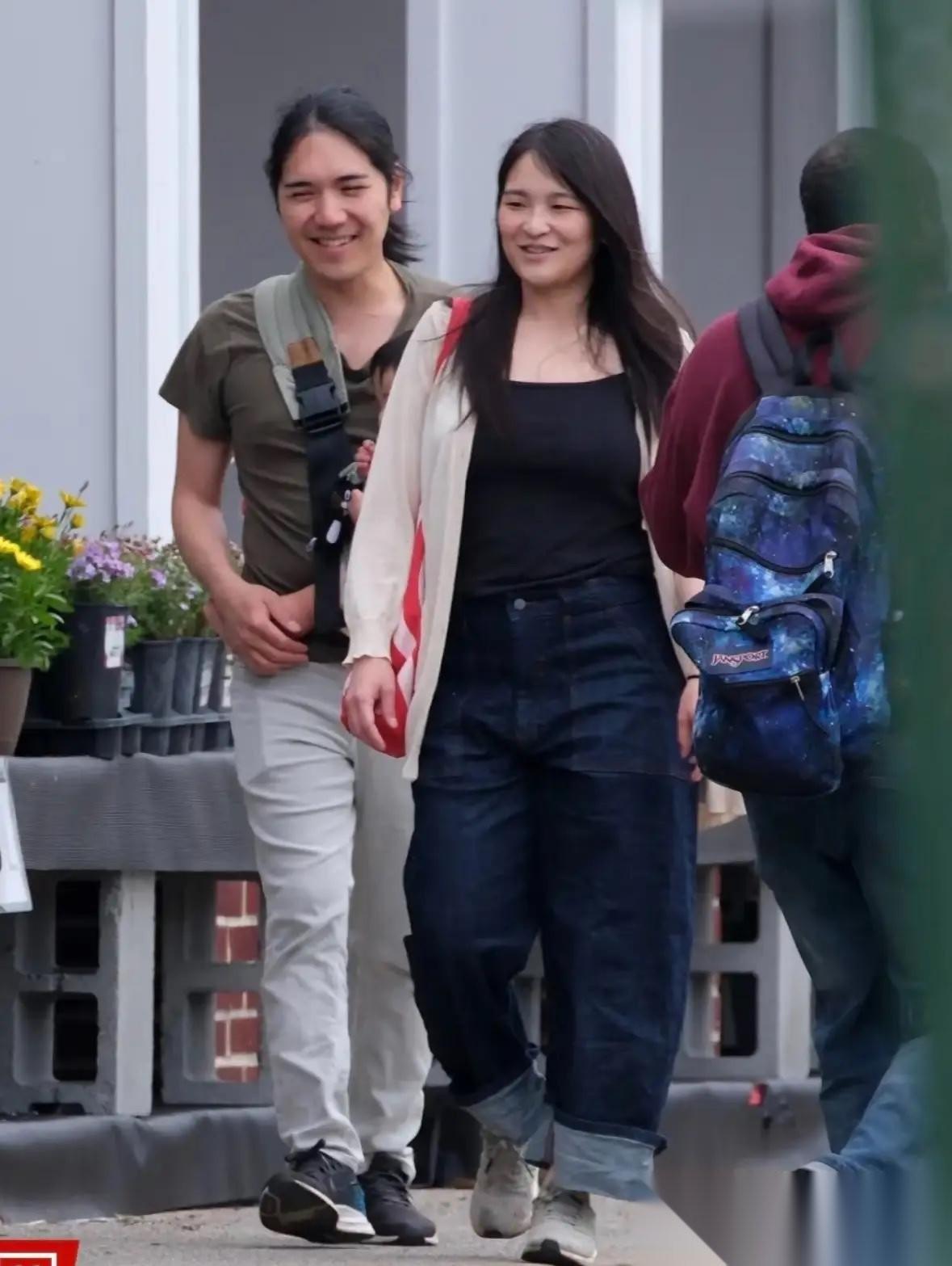 日本真子公主和小室圭带儿子逛街！小朋友长得好快，一家三口好幸福。周末时光，一家三