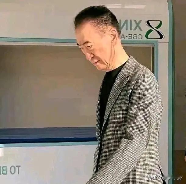 王健林对王思聪真是好啊，他自己为了公司四处奔波，殚精竭虑，憔悴不堪，都瘦成皮包骨