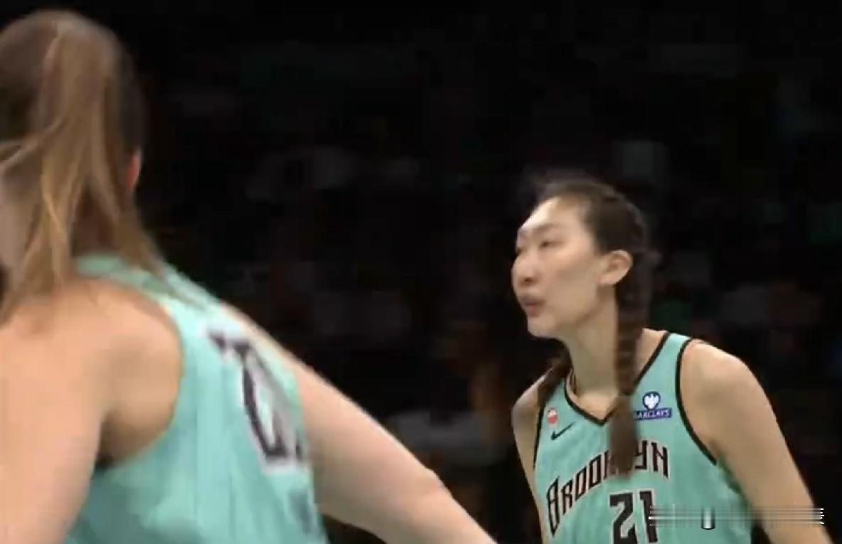 WNBA常规赛实时战况，韩旭半场6分1篮板2助攻，自由人领先风暴4分！北京时间2