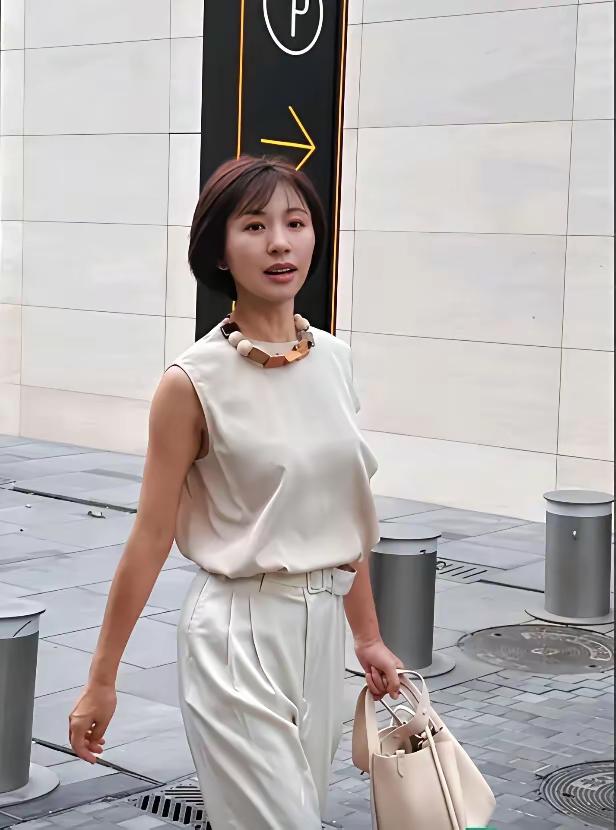 49岁央视主持人欧阳夏丹，因照顾母亲病情，2020年离开央视，母亲病情好转后，她