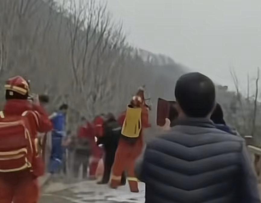 看完这起事件，真的是让人恨得牙痒痒！1月17日陕西一户外俱乐部组织了20多人，