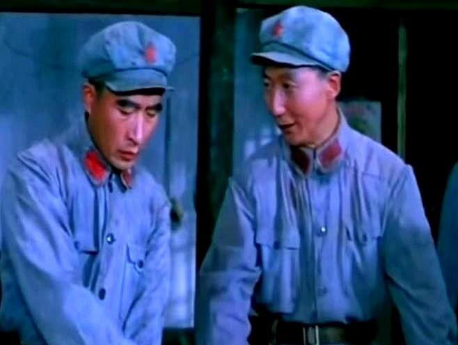 1979年，无锡片场的寒风里，唐国强和陈佩斯并肩站着，一个穿着单薄的戏服，一个把
