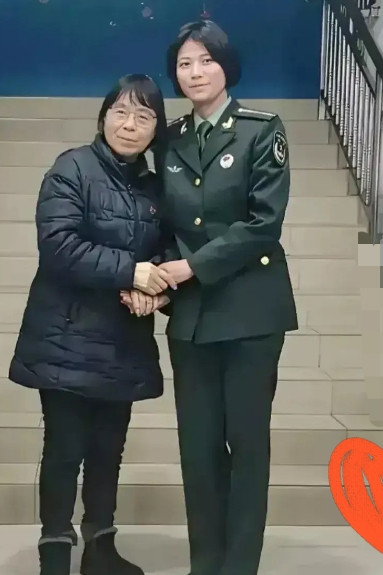一个女军官气喘吁吁，在操场上找到张桂梅，一把抱住她：“老师！”张桂梅眼含热泪，上