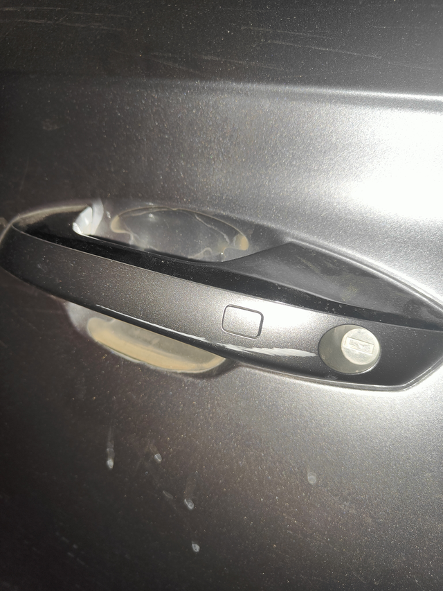 等红绿灯被学生骑车刮了小孩刮了说了一声对不起就骑着走了唉看人家是学生也没好意