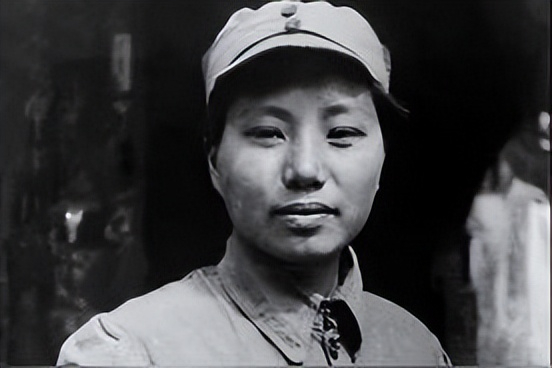 她，我要了！”1937年，15岁漂亮女红军行刑前被一个军官看上，只见军官走上行刑