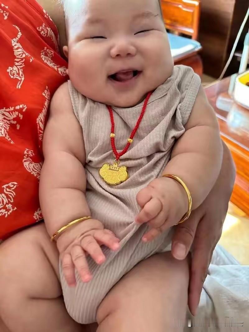 孙子出生时，婆婆心里高兴得不行，专程去金店挑了一对实心金手镯，加起来足足六十克。