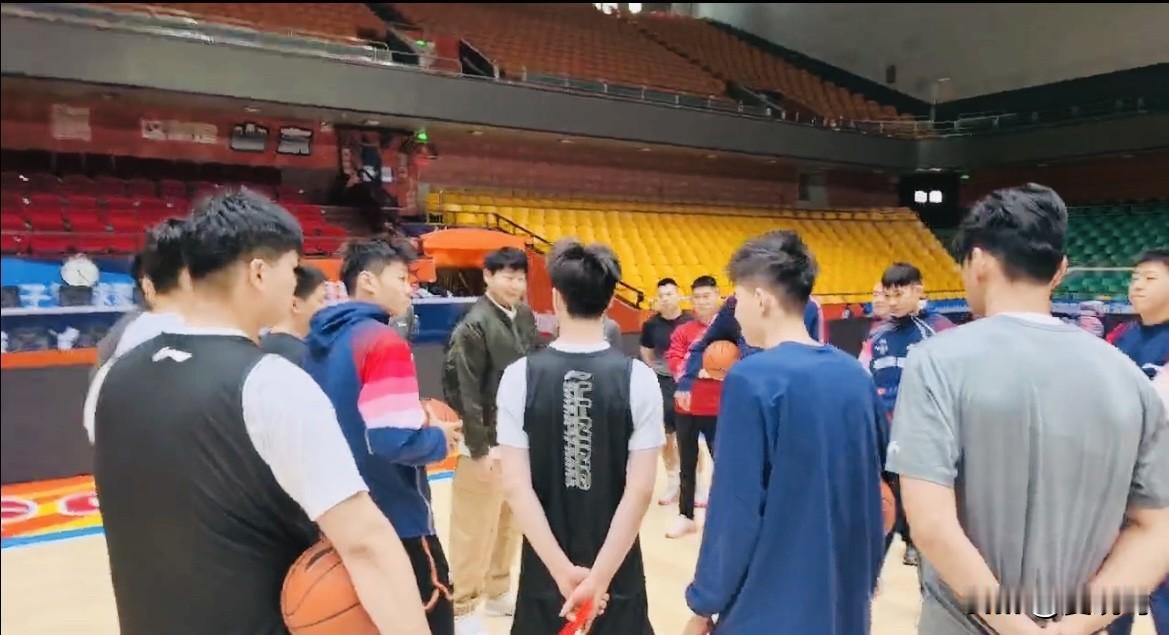 山东男篮省体集结备战，大外援琼斯这两天一直在进行体能恢复和投篮训练，球队面貌一新