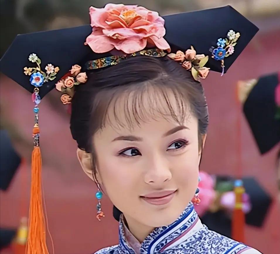 1661年，顺治刚咽气，20岁的贞妃就被逼殉葬。贞妃匆忙更衣，几个小太监就冲进她