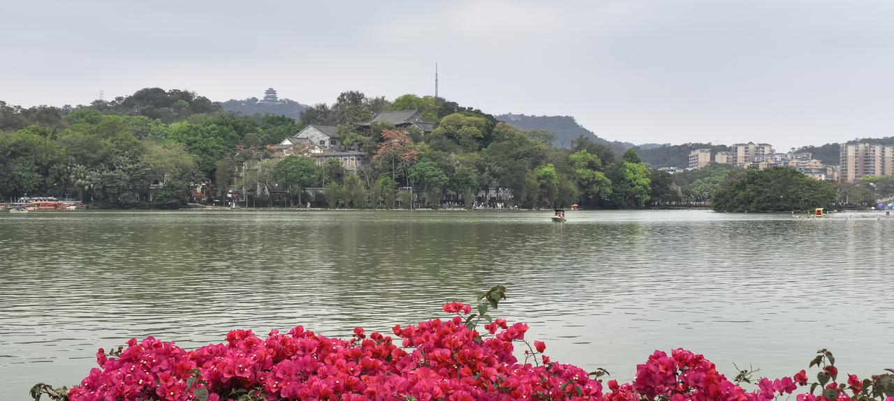 在惠州待了一天，住了一晚。转了转惠州的西湖，很美！原来苏东坡还跑到惠州来做过
