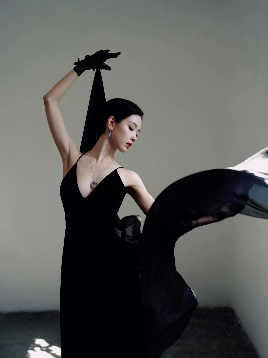 陈都灵这组图又优雅又端庄，工作室审美不错！有的时候工作室审美，真的能决定明星