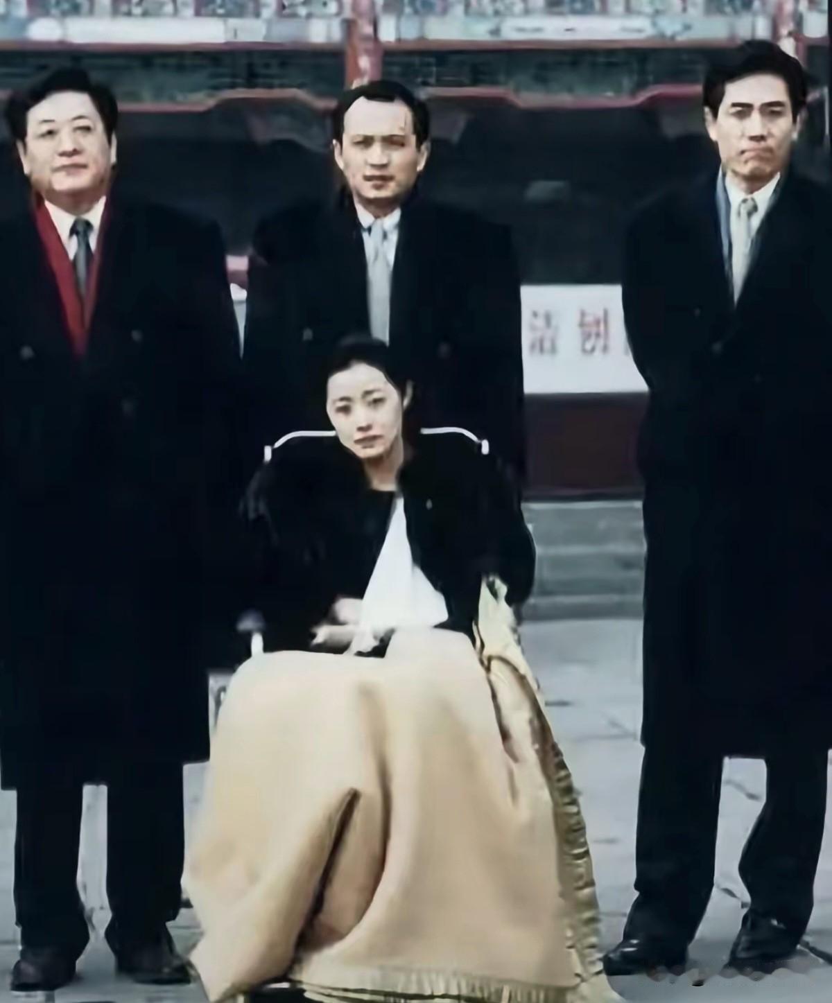 难得一见的荧幕同框，四人气场拉满。圈内家喻户晓的实力派齐聚这张照片，能全部认出
