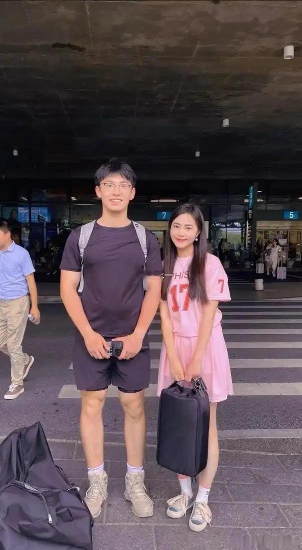 这就是早生孩子的好处！儿子都这么大了，妈妈依然还是那么年轻漂亮！
