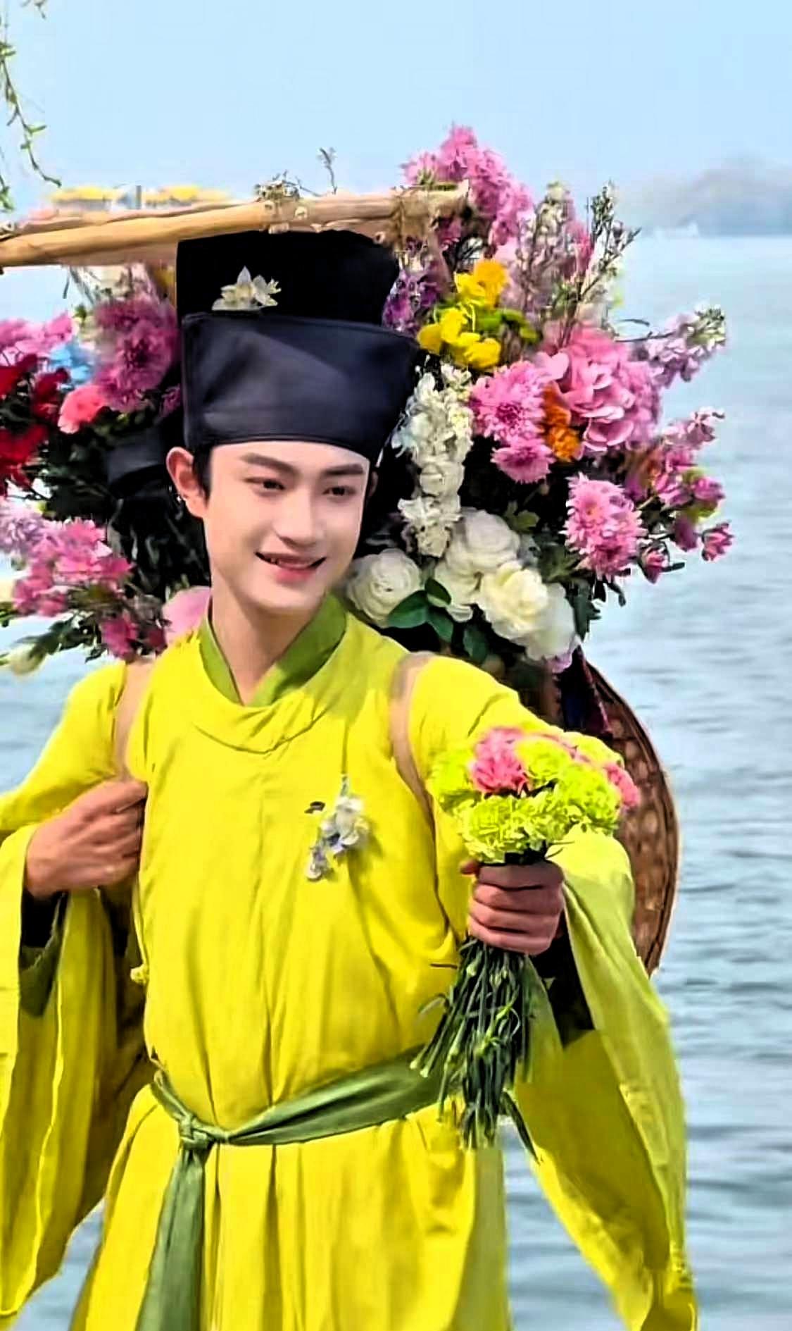 西湖卖花郎这哪是卖花郎，这是从《清明上河图》里走出来的春日限定美男！”不