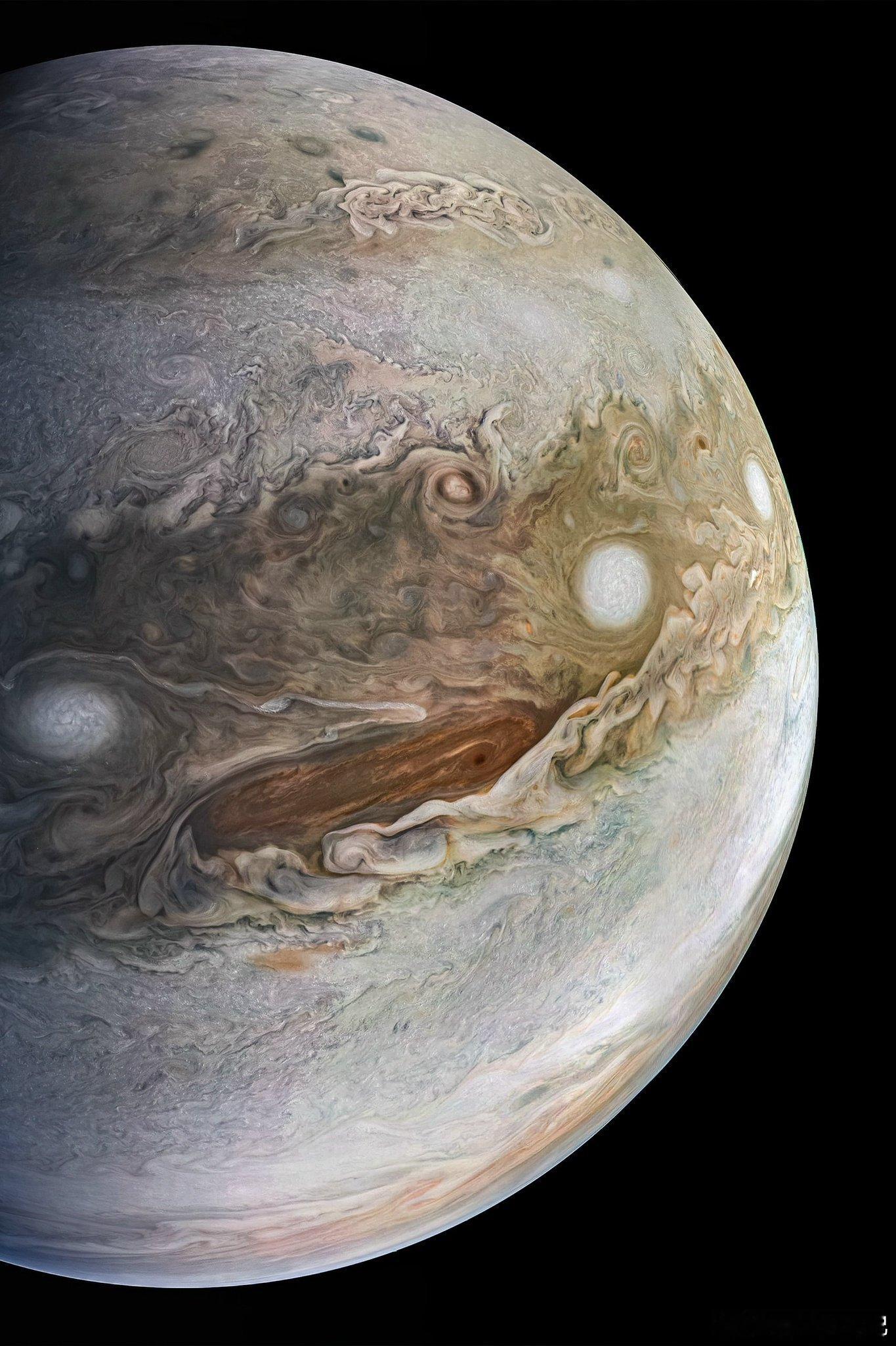 行星之王的面孔，2017年在木星周围飞行时，朱诺探测器捕捉到了这张气态巨行星