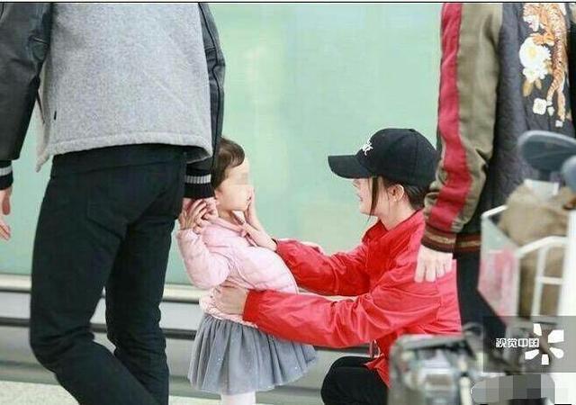 热点话题:刘恺威带小糯米机场送别杨幂, 场面感