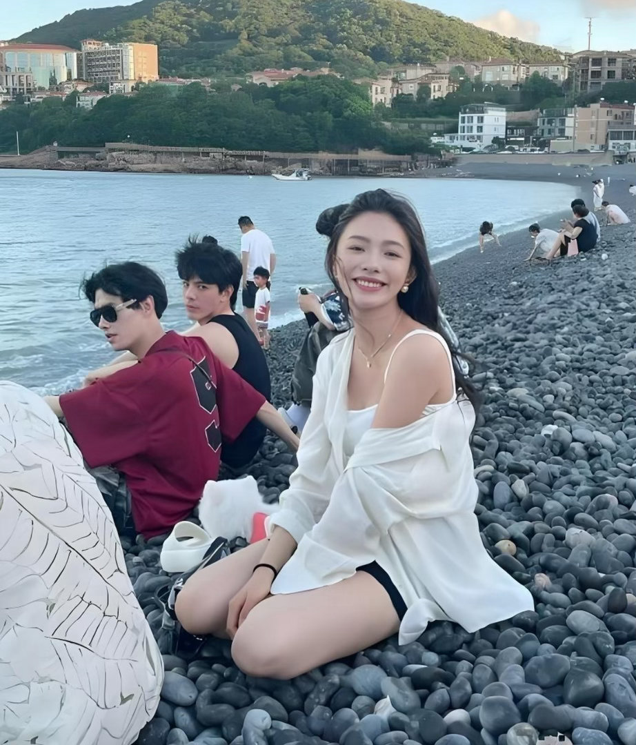 林允去海边玩居然没有路人认出来，那两个男生也不去要个签名