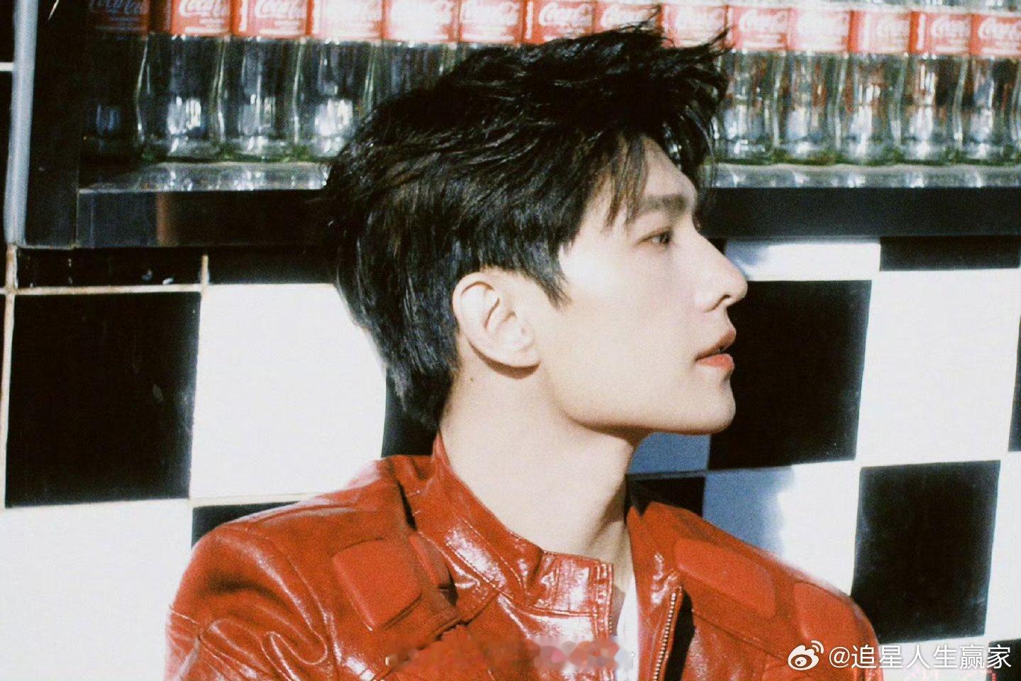 杨洋红色机车皮衣CCD大片来袭！浓淡之间虚实交融，一红到底​​​​