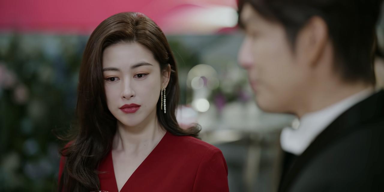 《蜜语纪》这一幕好飒！许蜜语去参加酒会，在酒会上遇到了之前认识的阔太太。