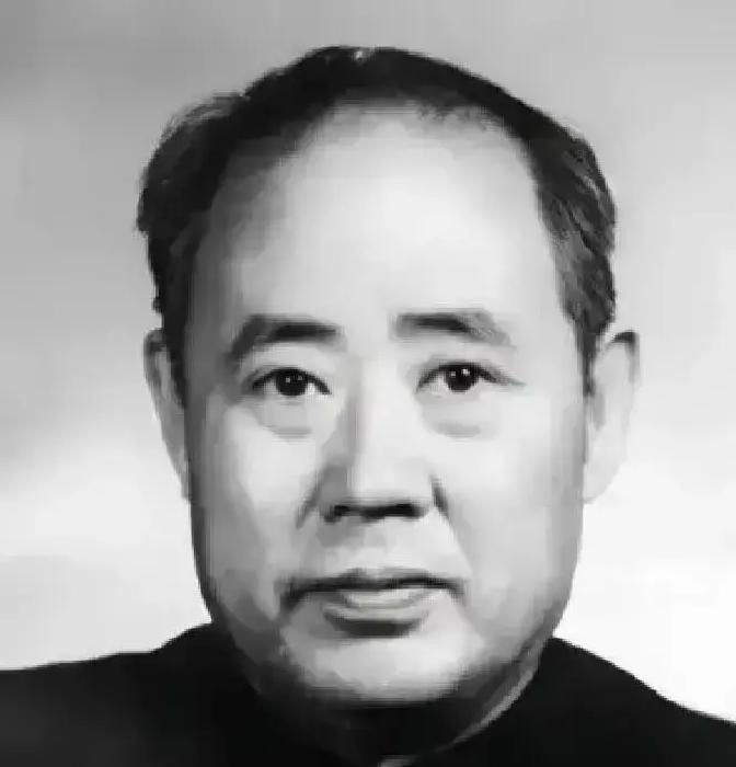 1949年深秋，周恩来审阅水利部文件时，发现了一个不寻常的细节。关于黄河下游修堤