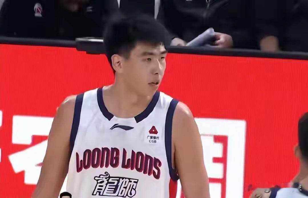 徐昕在广州都成大腿了，杜锋为何不会使用2米26的徐昕？其实就2方面的原因。第