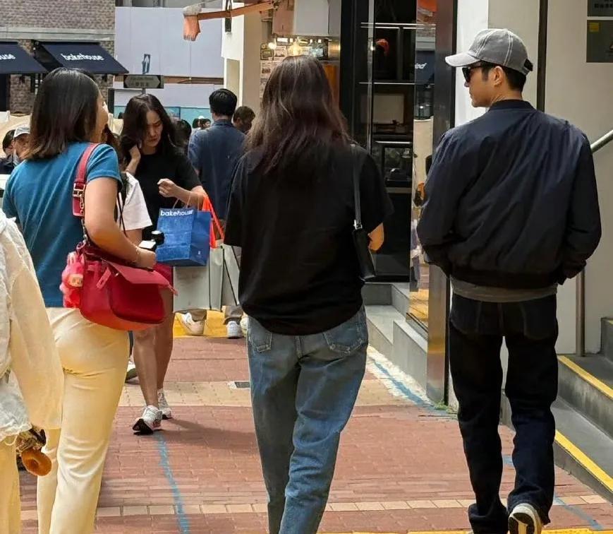 袁咏仪张智霖，太真实了！5月29日下午，有网友在香港铜锣湾偶遇张智霖和袁咏仪，