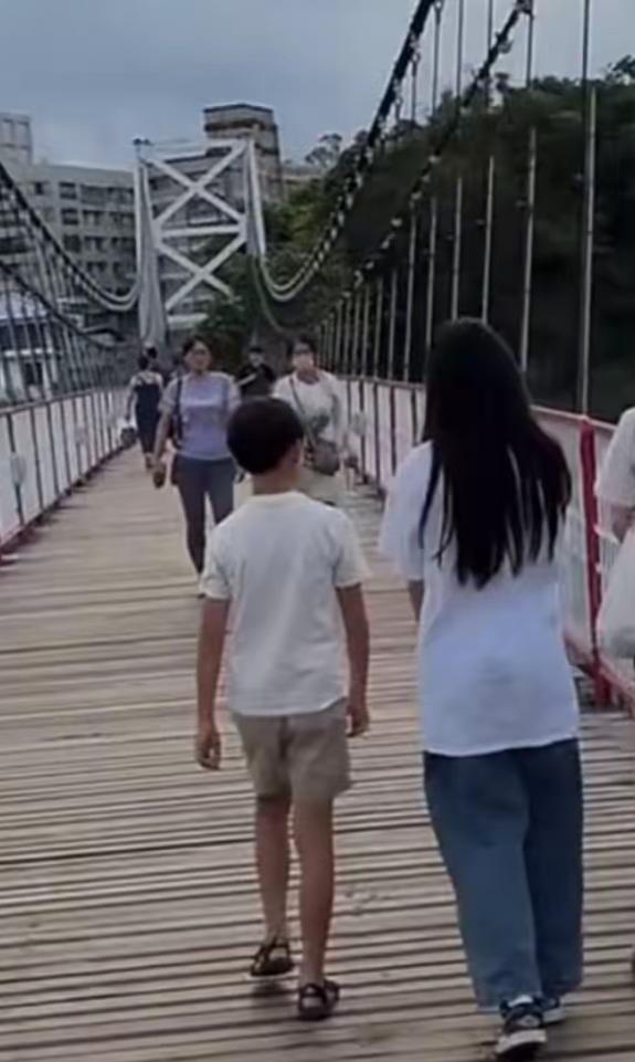 汪小菲的两个孩子不知道会是什么感受。妈妈葬礼不能参加，妈妈忌日一周年也不能参加。