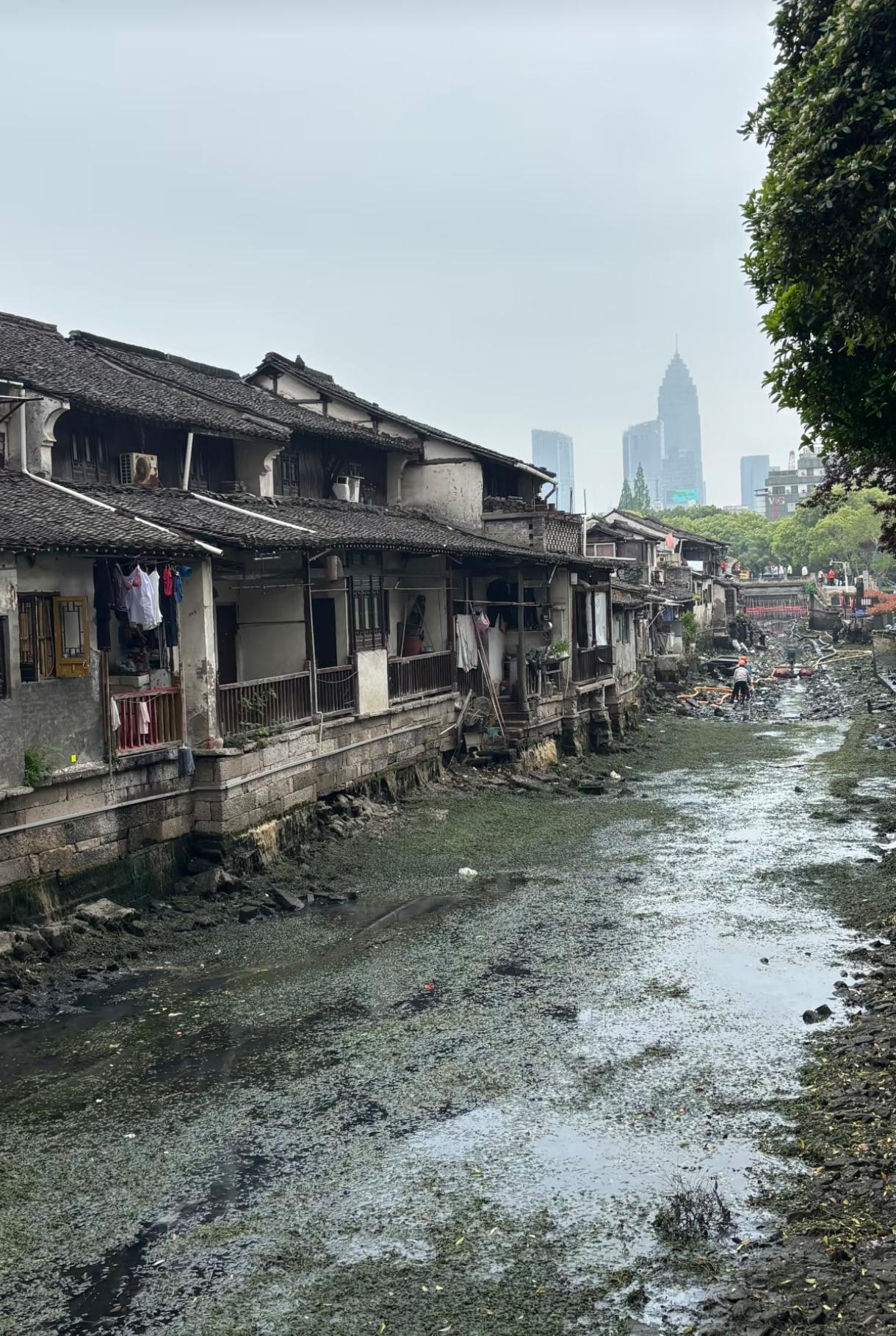 传说中的古镇，应该是河道清淤，为五一做准备吧。单纯好奇住这河边会不会蚊虫很多喔？