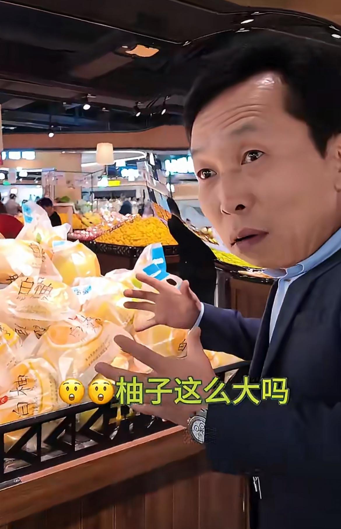 韩国父母逛中国超市，想买一个西瓜带回韩国。一个西瓜竟然才10元，在韩国一个要13