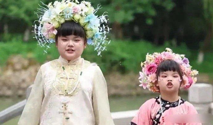 韩安冉的妹妹居然和韩安冉的女儿长得一模一样！