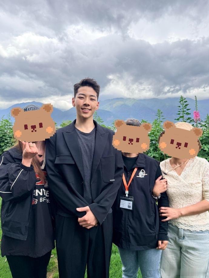 郭涛19岁儿子石头身高郭涛19岁儿子身高郭涛一家四口拍婚纱照，石头个子长高了好