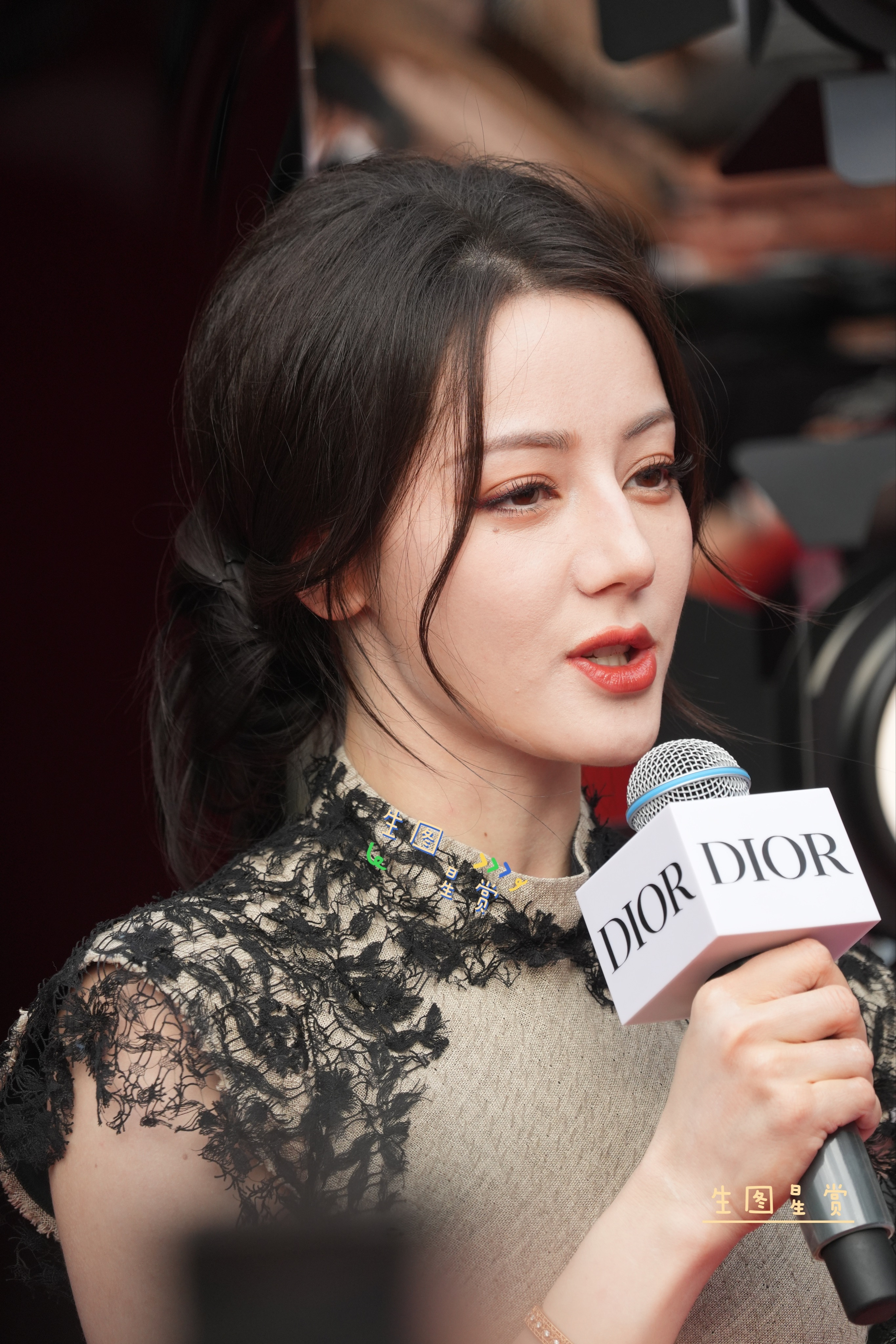 热巴Dior北京线下活动继续出图完美侧颜杀，美得高级精致迪丽热