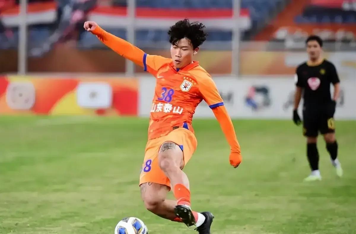 意外！谢文能本赛季刚结束就离开鲁能，现身新去处赢得球迷追捧：他是鲁能救火队长？