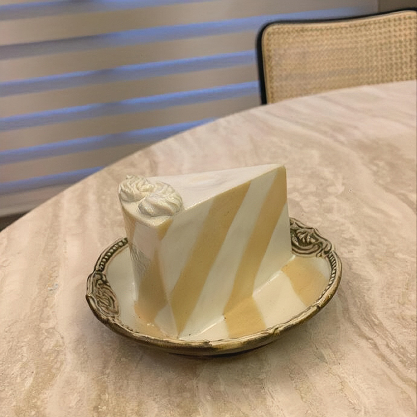 减脂人有自己的欺骗餐买到了一个蛋糕造型的盘子，看着像在吃草莓蛋糕🍰，实际上只有
