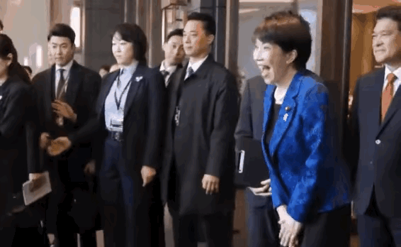 李在明这老头活了六十多岁，第一次见表情如此丰富的领导人，明显被震惊了！高市早