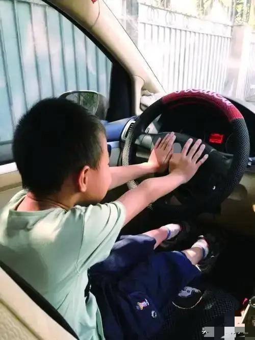 40度高温农民工砸保时捷救6岁男孩，车主到场后，1个行为让众人愣住40℃高温