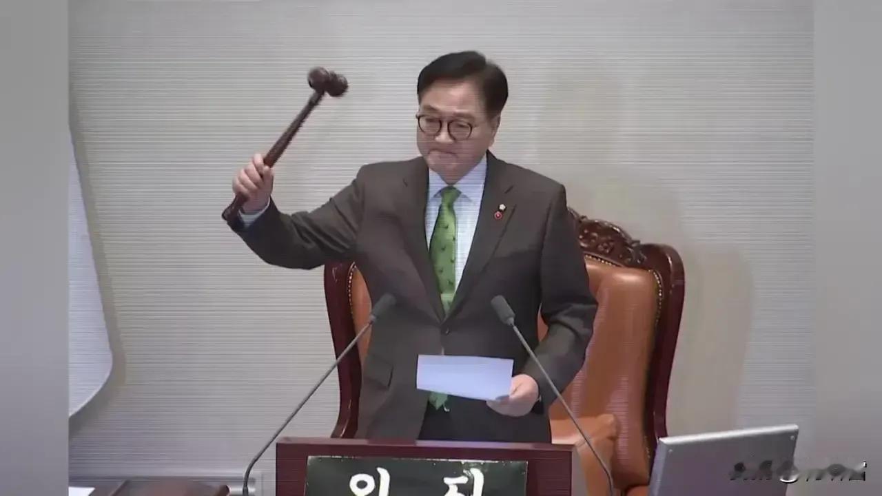 韩国国会议长禹元直罕见动怒，讲话结束后不禁落泪。国会和执政党共同推动的修宪和民