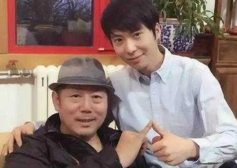 1991年，37岁的亿万富翁李成儒，将发妻和六岁的儿子李大海赶出家门，他自己住着