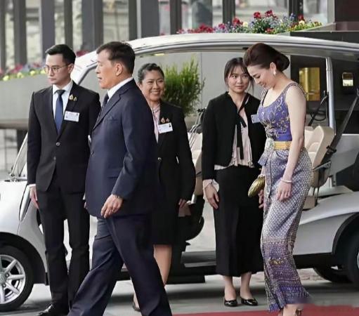 别说泰王了，连我个女的看见都得多看几眼。​​​